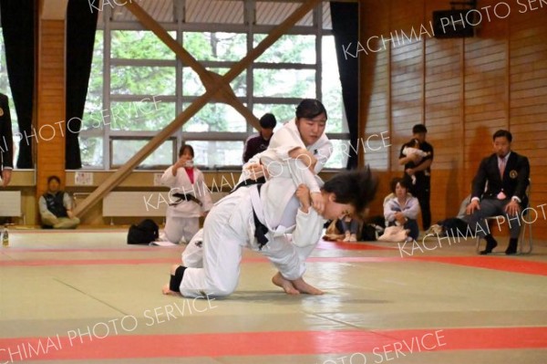 【女子個人戦決勝】一本背負いを狙う帯大谷