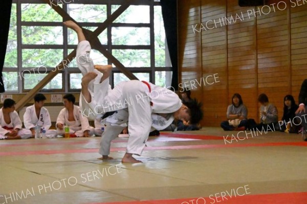 【男子団体戦決勝・帯農―白樺学園】果敢に攻めて優勢勝ちした帯農の次鋒・山崎光聖（手前）。個人戦６６キロ級も制した