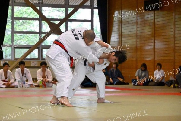 【男子団体戦決勝・帯農―白樺学園】大将として戦い抜いた白樺学園の大城源志（右）。個人戦７３キロ級はオール一本勝ちで優勝した