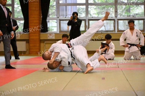 【男子８１キロ級決勝】相手に投げを仕掛ける帯農