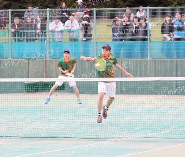 【男子決勝】バックボレーを決める帯農の古川琉慎（手前）。渡部拳斗の力強いストロークも効果的だった