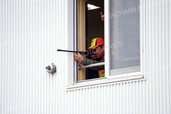 銃を使用する際の一連の流れを模擬銃で確認するハンター（石原秀樹通信員撮影）