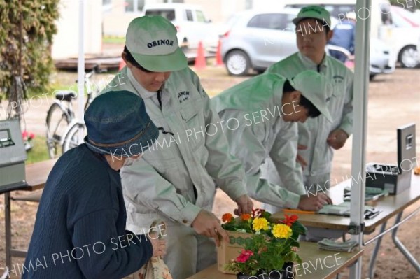 帯広農高生が手塩の花苗、住民に人気　生徒ら接客し販売会 4