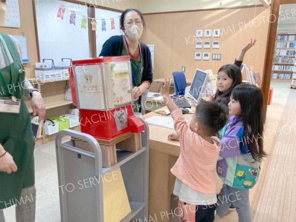 図書館クイズや謎解き挑戦して　足寄町図書館　１１日まで子ども読書週間イベント
