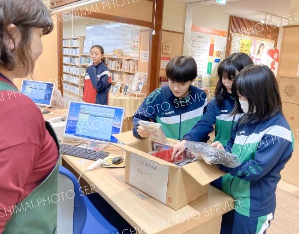 問題に正解し景品を受け取る子どもたち