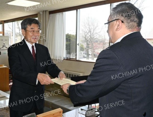 安井町長から委嘱状を受け取る