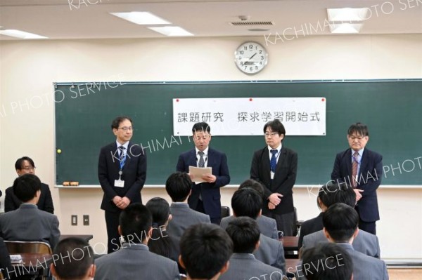開始式であいさつする高橋帯広道路事務所長（右から３人目）ら帯開建関係者