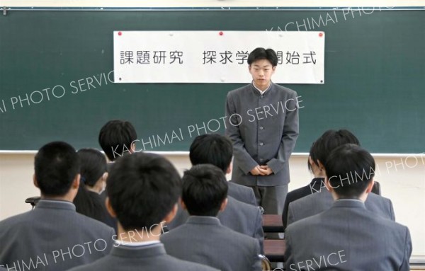 生徒を代表し決意を述べる