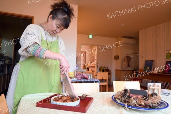 ５周年を迎えたクラフトキッチンの齊藤代表。イベントで提供する菓子を焼き上げた