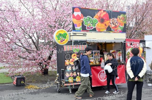 競馬場で十勝グルメ堪能　５日まで「うまちか」～写真特集