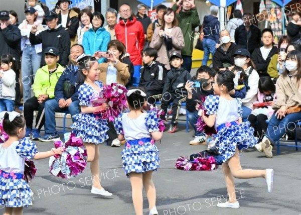 パフォーマンスする音更バトントワラーズの子どもたち。発表が終わると来場者から大きな歓声と拍手が送られた