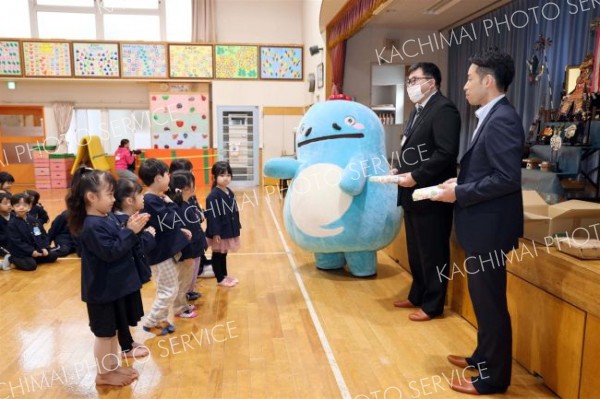 絵本、仲良く読んでね　第一いずみ幼稚園に寄贈　エネサンス北海道帯広支店とオカモト