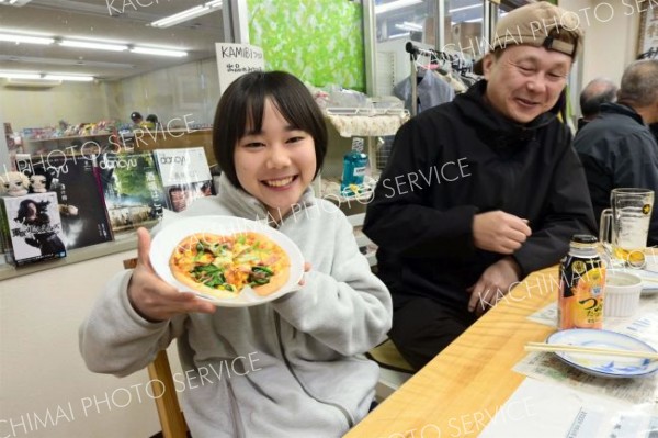 上美生中の生徒が考案したメニューも提供されている。４月の居酒屋で考案したピザが商品化された