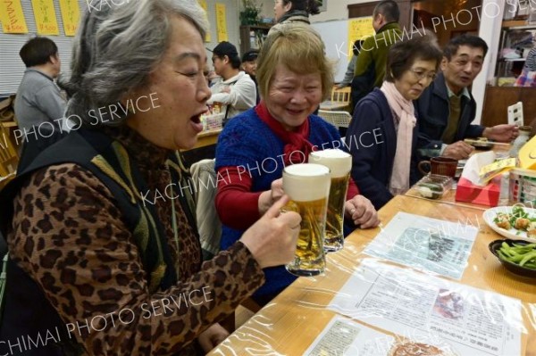 子どもから高齢者までが集う居酒屋ＫＡＭＩＢＩ。異世代交流の場にもなっている