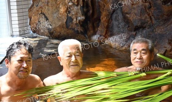 菖蒲湯に漬かる入浴客（５日午前１０時４０分ごろ）