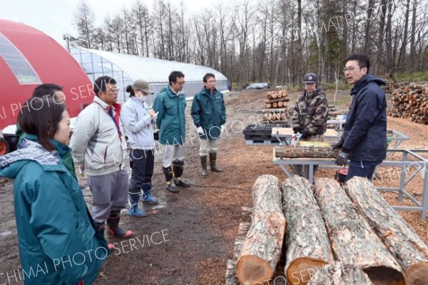 中木社長（右）から作業方法の説明を受けるダム管理者ら