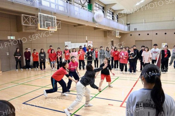 学年を越えた応援を背に試合を楽しむ学生