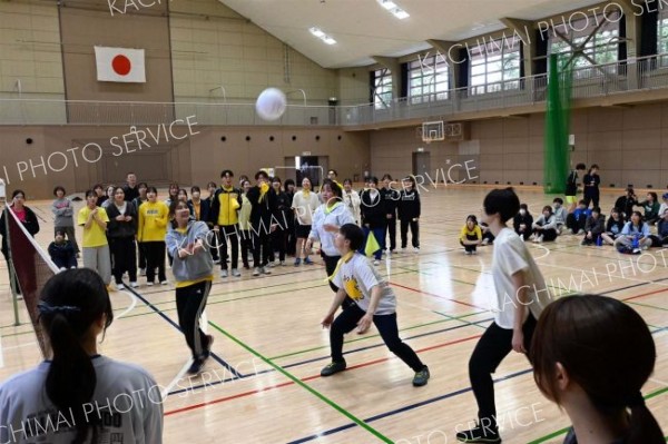 学年を越えた応援を背に試合を楽しむ学生