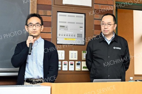 講義を行う