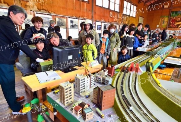 「十勝晴第２信号場」の一般公開には大勢の家族連れらが訪れ、鉄道模型の運転体験などを楽しんだ（５日午前１１時５分ごろ、金野和彦撮影）