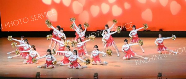 チアリーディングを披露する帯広三条高等学校応援団チア部のメンバーら