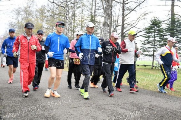 ２７人が公園を快走　帯広楽走会早朝マラソンスタート