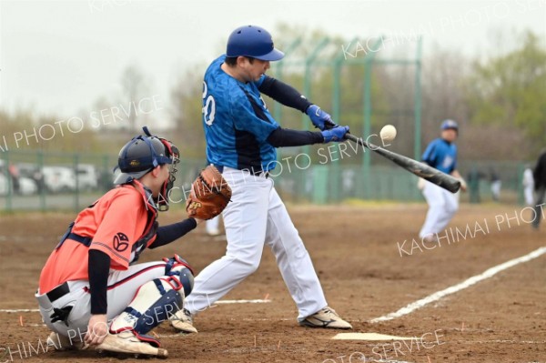 開幕戦に臨む御影ＢＣ（青色のユニホーム）と音更町役場の選手ら