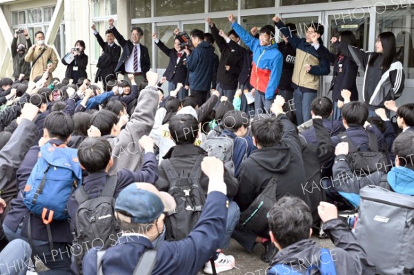中学３年生、元気に「行ってきます」　市内中学校修学旅行シーズン