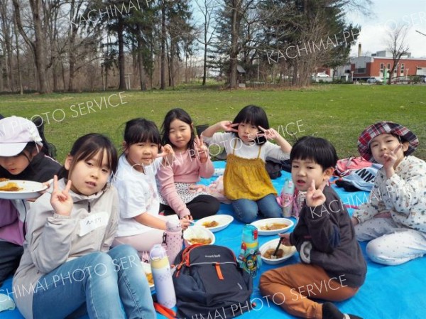 ごみ拾い後のカレーおいしい　幕別の子ども食堂が新田の森で活動