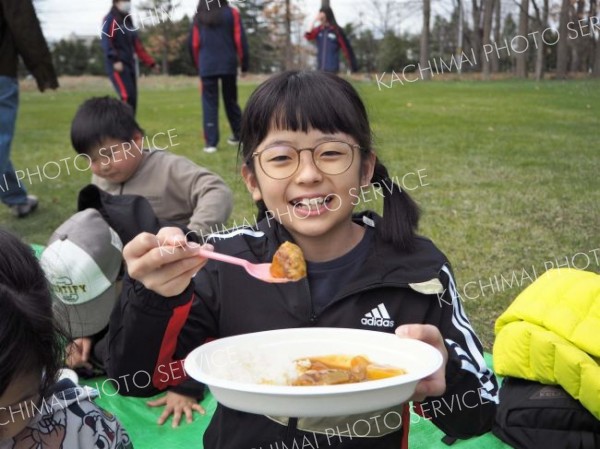 カレーを食べる子ども