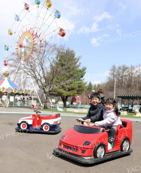 <strong>＜動物園オープン＞</strong><br>遊具も楽しみ！　大型連休初日の４月２６日、おびひろ動物園内も夏季開園を迎えた。動物を見た後は、遊具で遊ぶ子どもたちの歓声が響いた