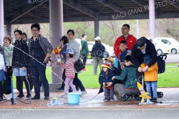 <strong>＜家族で屋外遊び＞</strong><br>遠くまで飛べ！　春らしい陽気と日差しに恵まれた「こどもの日」。「北愛国交流広場であそぼう！」では、家族連れがペットボトルロケットをはじめ、屋外遊びを満喫した（５日、帯広市北愛国交流広場）