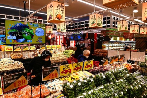 ロピア道内第１号店の屯田店。青果コーナーには大袋の野菜などが豪快に並ぶ
