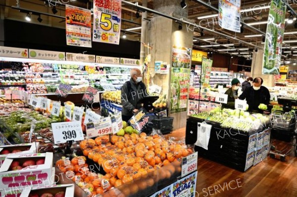 トライアルスマート琴似店。２４時間営業、セルフレジ機能付きカートなど利便性の高さが特長