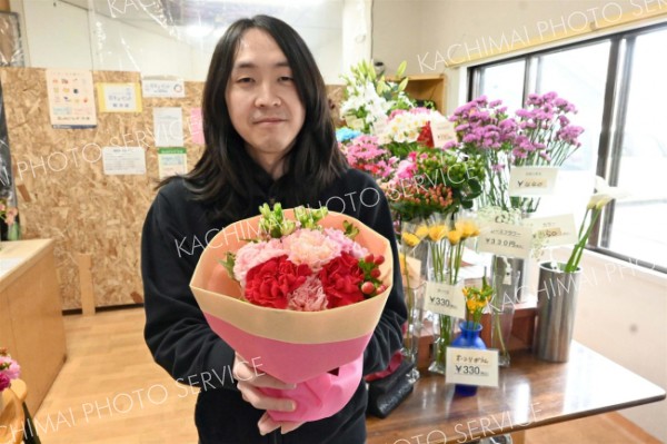 母の日に合わせて複数種類のカーネーションをそろえる花彌兵衞。そのまま置いて飾れる「スタンディングブーケ」がオススメの商品