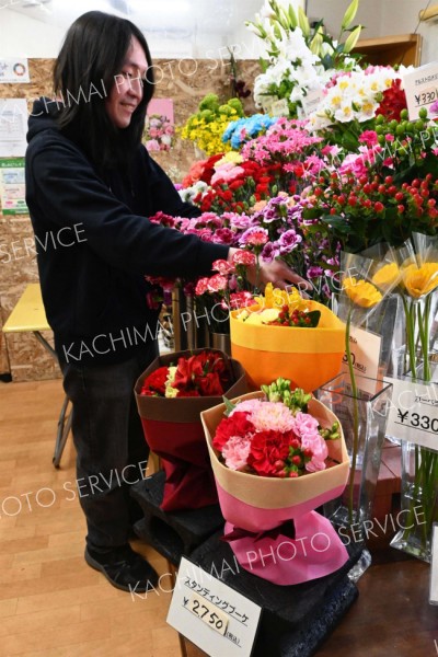 母の日に合わせて複数種類のカーネーションをそろえる花彌兵衞。そのまま置いて飾れる「スタンディングブーケ」がお薦めという