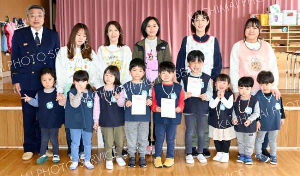 火遊びしません！池田カトリック幼稚園で幼年消防クラブ任命式