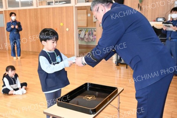 火遊びしません！池田カトリック幼稚園で幼年消防クラブ任命式 3