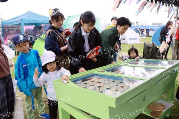 多くの家族連れでにぎわった「歴舟川清流鯉のぼり」のイベント
