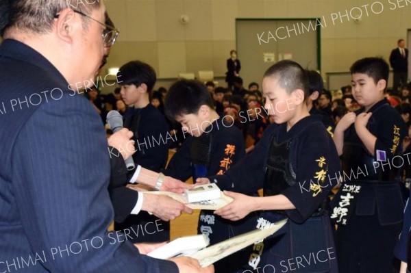 個人戦小学生低学年男子の部表彰　優勝