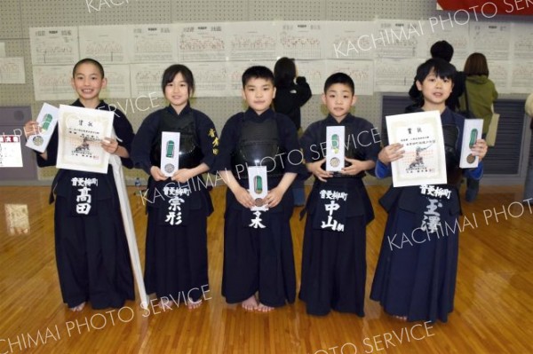 団体戦小学生低学年の部３位入賞の音更柳町。（左から）個人戦も優勝した