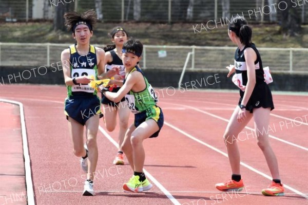 【男子低学年の部】札内の（手前左から）１区・濱田結優がトップで２区・平井壮亮にたすきを渡す。チームは最後まで１位をキープした