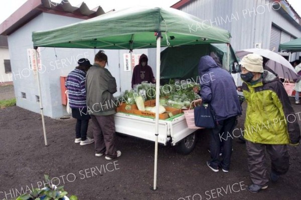 新鮮な野菜などが並ぶ「サンタまるしぇ」。今年度も毎週水曜日に開催される