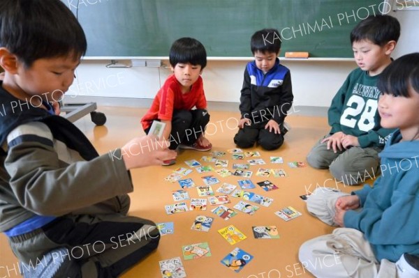 防災かるたで正しい避難行動の重要性などを学ぶ子どもたち