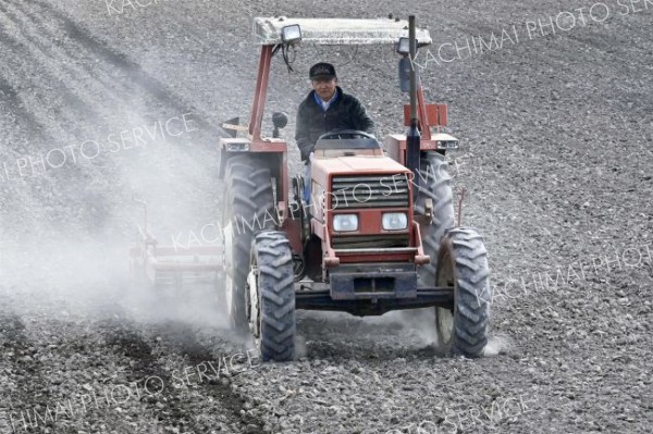 相棒のトラクターで整地作業を進める