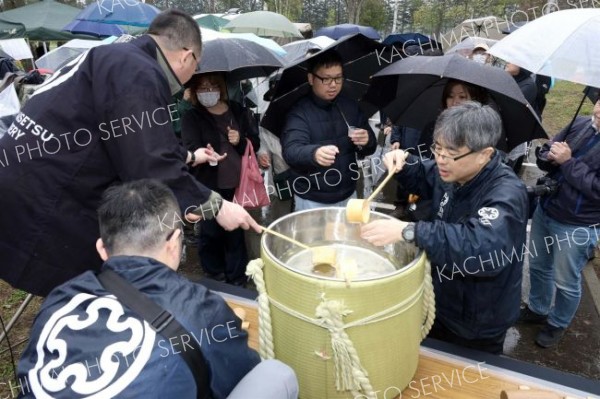 「振る舞い酒」を求めて列を作る来場者（午前１０時ごろ、助川かおる通信員撮影）