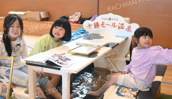 エアー遊具や足湯に子どもたち歓声　若葉小体育館でアクトキッズパーク