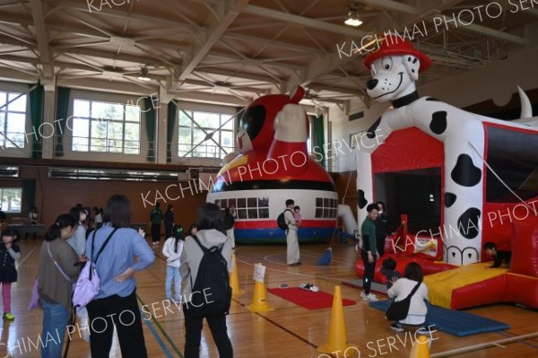 会場に設置された巨大エアー遊具