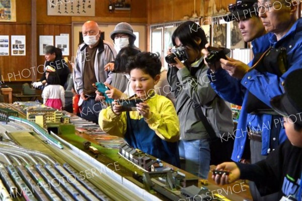 気分はさながら“撮り鉄”。１００両以上のＮゲージの鉄道模型が集結し、大勢の来場者たちが写真撮影を楽しんだ