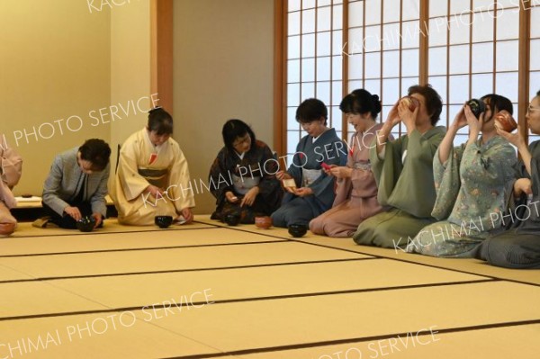 濃茶席を堪能する来場者ら